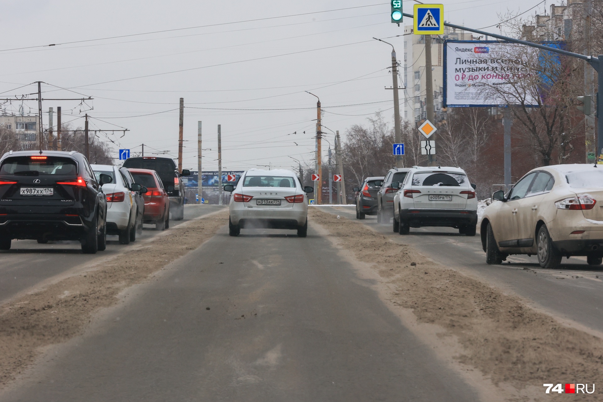 Подрядчиков критикуют, штрафуют за снег на дорогах, но пока проблему плохой уборки дорог не могут решить