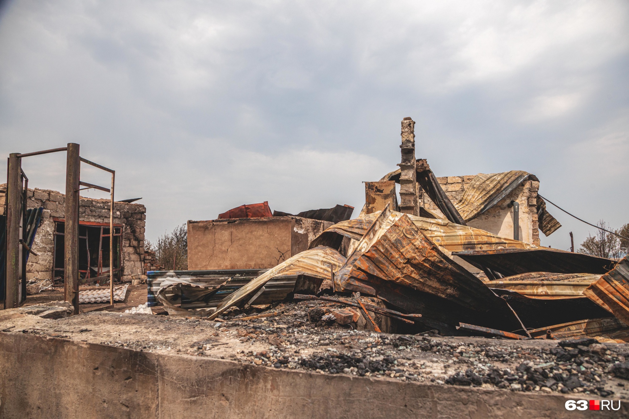 На пожаре в Новокузнецке сгорело несколько жилых домов и других строений