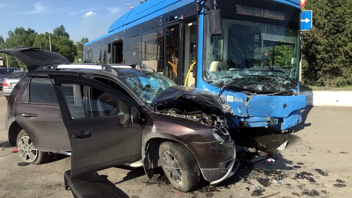 Четверо госпитализированы: в Новокузнецке автобус выехал на встречку и столкнулся с легковушкой