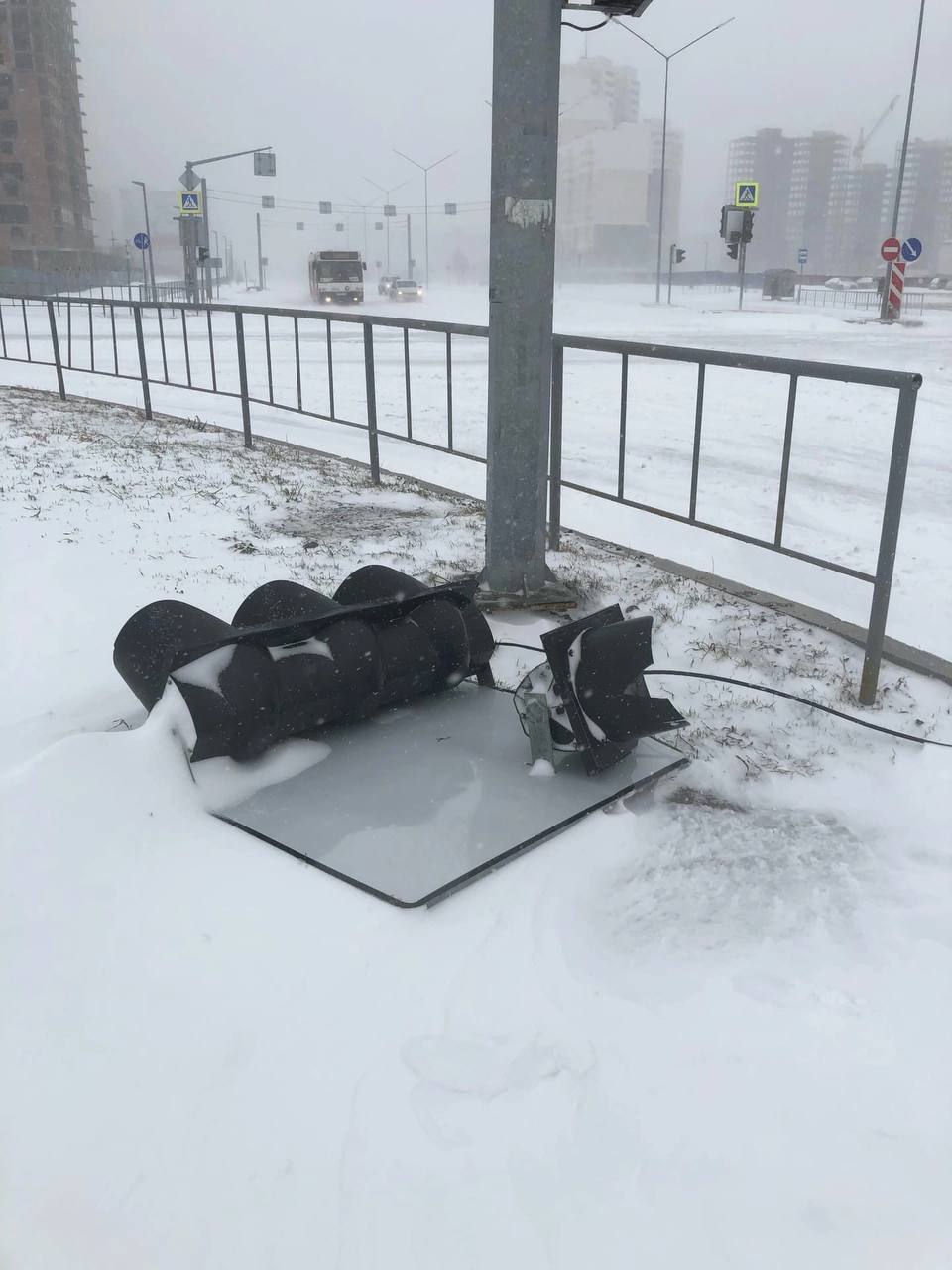 Светофор на пересечении улиц Ленина и Героев Самотлора не работает Светофор на пересечении улиц Ленина и Героев Самотлора не работает