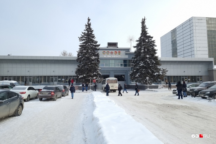 На предприятии работают около 15 тысяч человек На предприятии работают около 15 тысяч человек