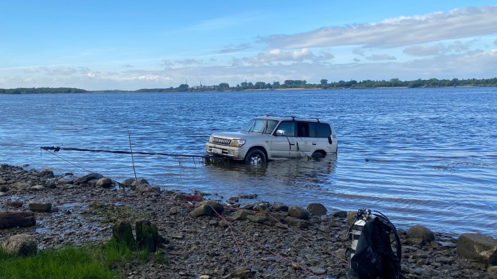 В Архангельске водитель съехал на машине в реку и утонул