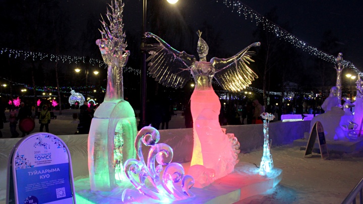 Померяемся формами: фоторепортаж с фестиваля ледяных скульптур в Томске — смотрите какая красота