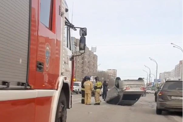 В массовом ДТП в Магнитогорске перевернулась легковушка. Смотрим видео столкновения