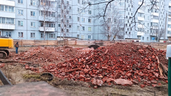 В Архангельске снесли водонапорную башню