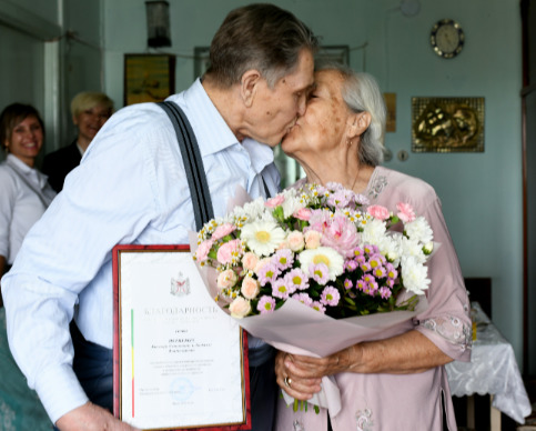 В Чите поздравили пары, прожившие в браке около 60 лет