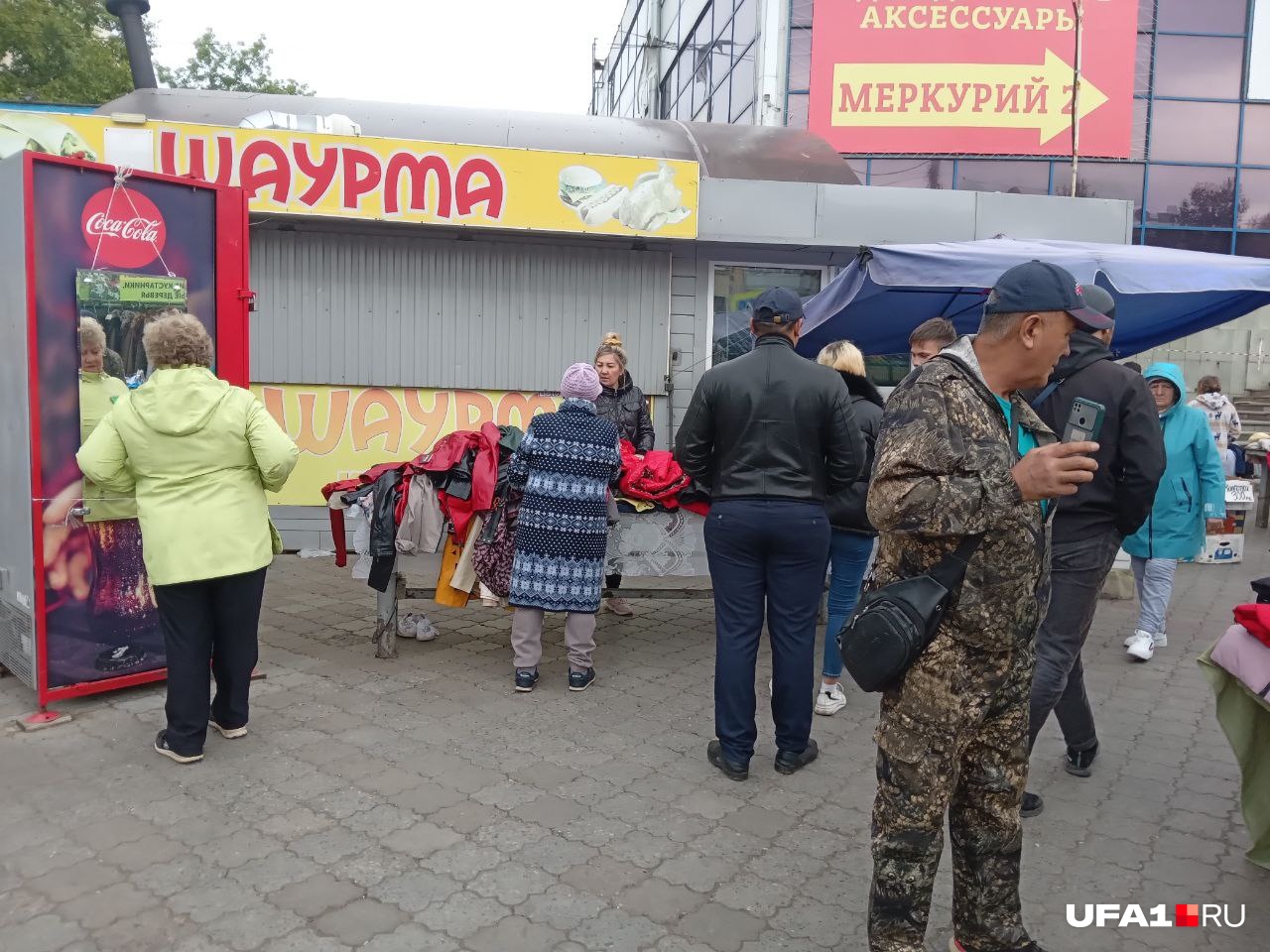 Так торговцы разложили одежду