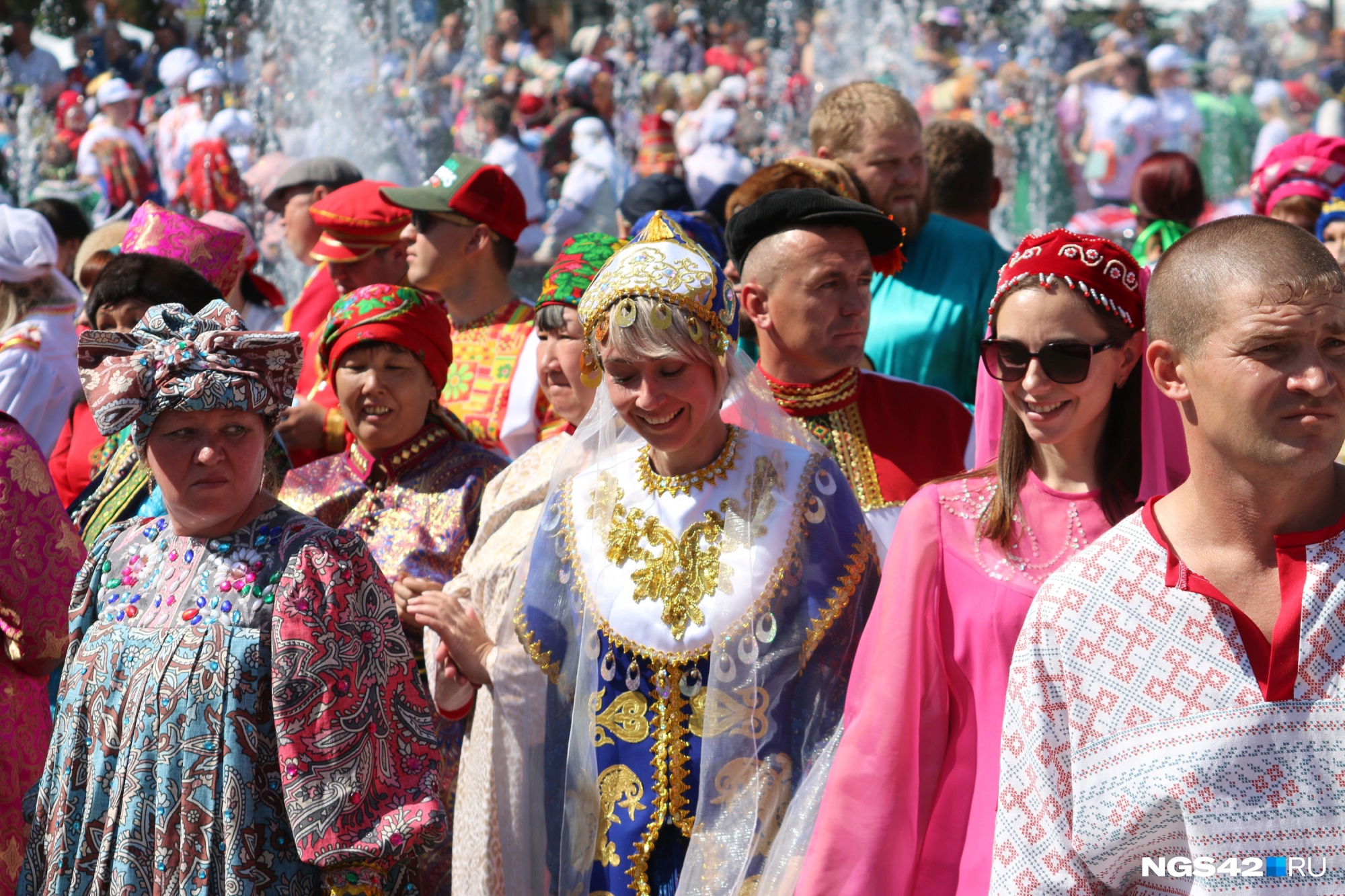 Столько людей в народных костюмах на относительно небольшой территории в Новокузнецке не видели, пожалуй, никогда