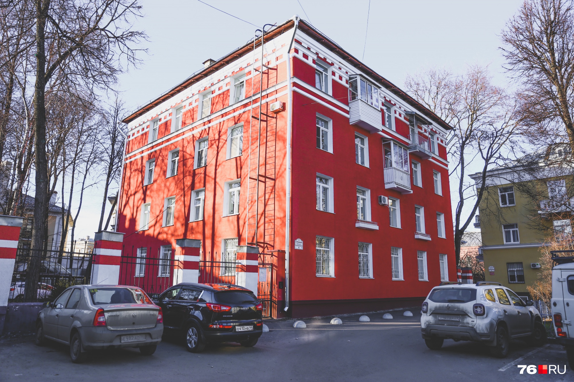Этот жилой дом в самом центре — на улице Максимова — видно издалека