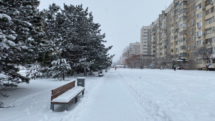 Задержанные поезда и затопленные дворы. В 34 районах Кубани ввели режим повышенной готовности из-за снега