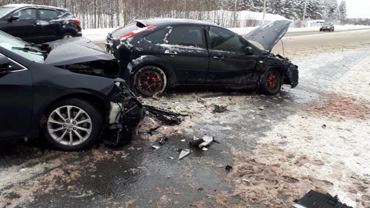 Участники аварии ищут очевидцев: на трассе Ярославль — Рыбинск столкнулись «Тойота» и «Форд»