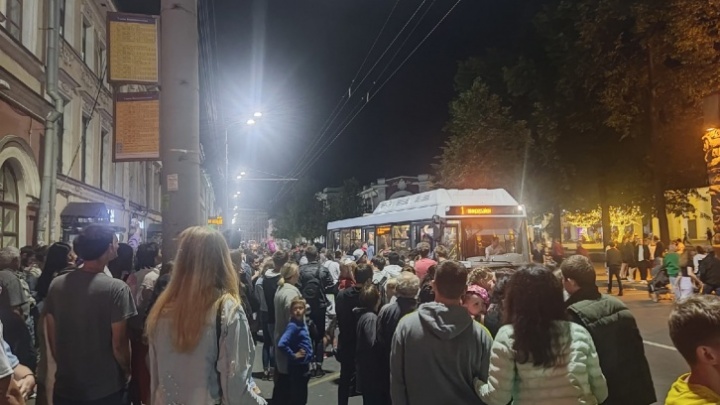 «Кругом одно хамло»: ярославцы эмоционально рассказали, как добирались домой после Дня города