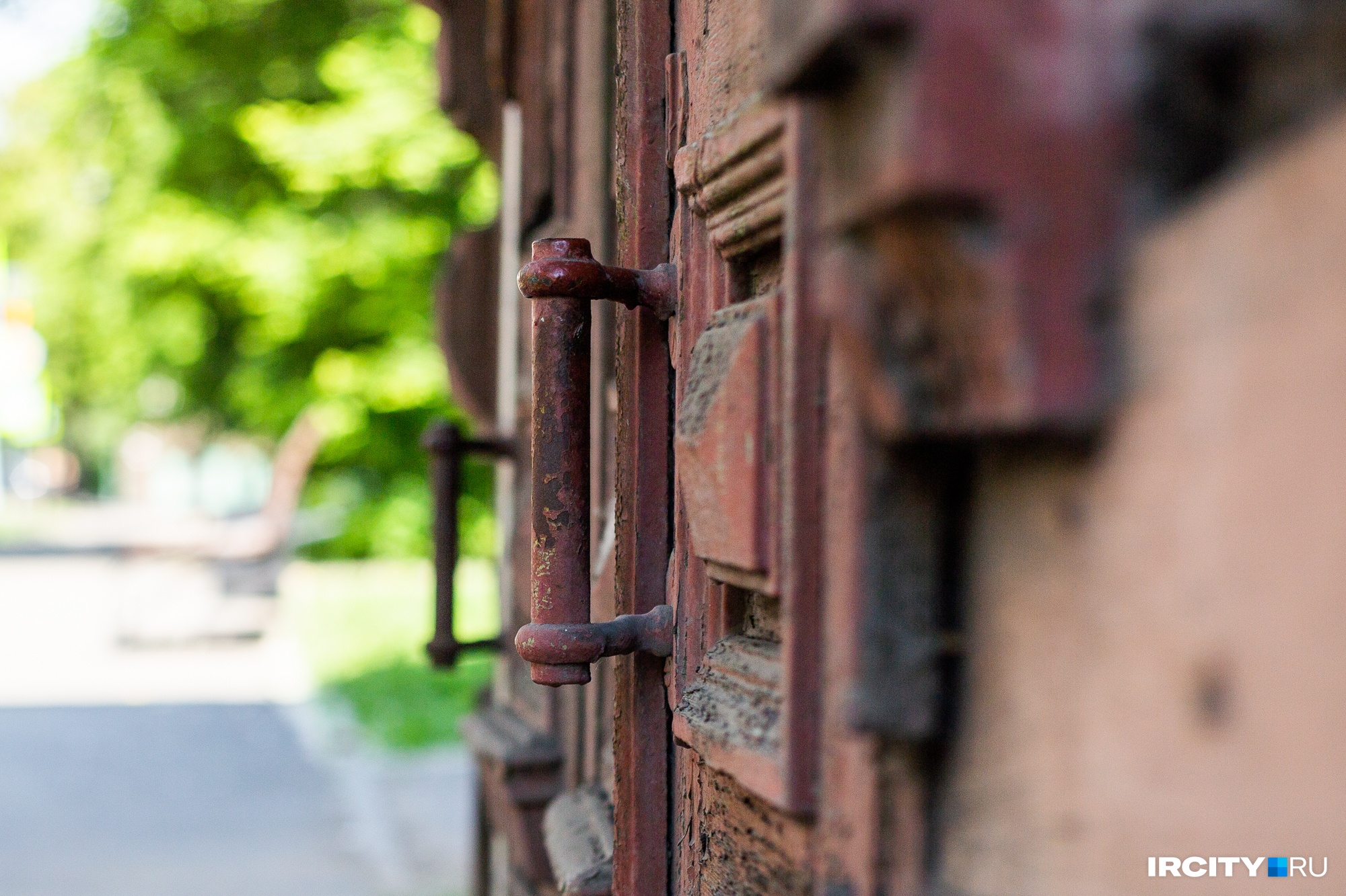 Старинные двери, которые почти всегда закрыты. Входы для жильцов обустроены с внутренней стороны дома