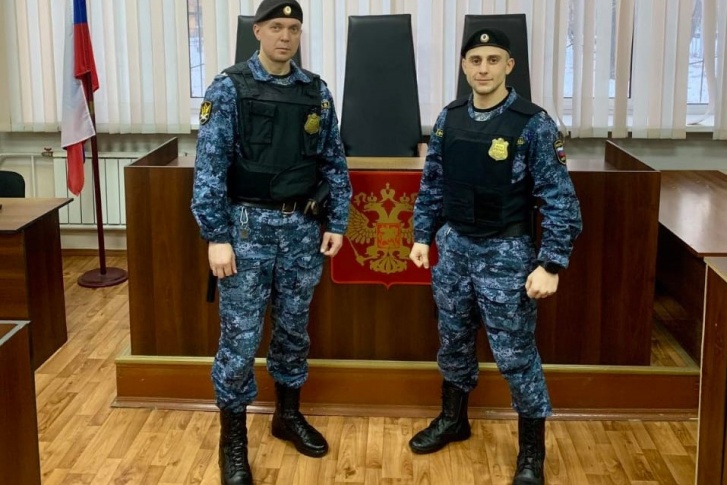 Приставы подвели девушку к окну и дали ей конфету, чтобы поднять уровень сахара в крови Приставы подвели девушку к окну и дали ей конфету, чтобы поднять уровень сахара в крови