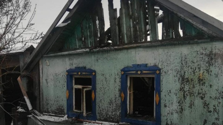 «Пошел в сенцы, а там всё полыхает»: семья с 8 детьми на Южном Урале осталась на улице из-за пожара