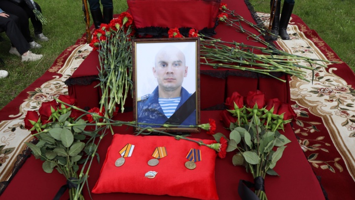 В Татарстане похоронили еще одного десантника, погибшего на Украине. У него остался ребенок