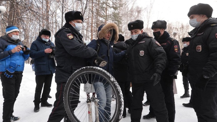 Во время митинга «За мир и дружбу народов» в Екатеринбурге полиция задержала активистов