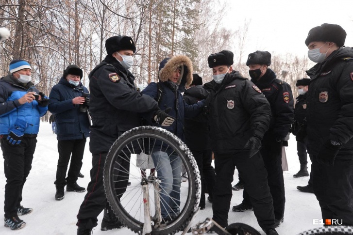 Горожанин отказывал в просьбе полиции убрать велосипед, который он бросил на пешеходной дорожке Горожанин отказывал в просьбе полиции убрать велосипед, который он бросил на пешеходной дорожке