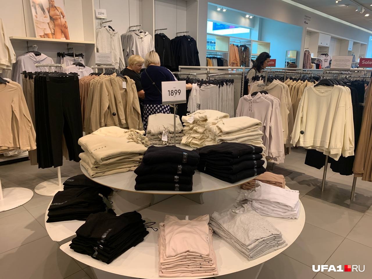 В H&M люди пришли в основном за одеждой для сентября