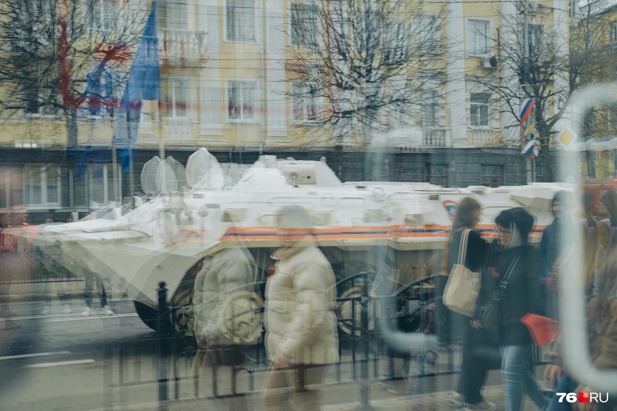 Военные машины впечатляют на улицах города