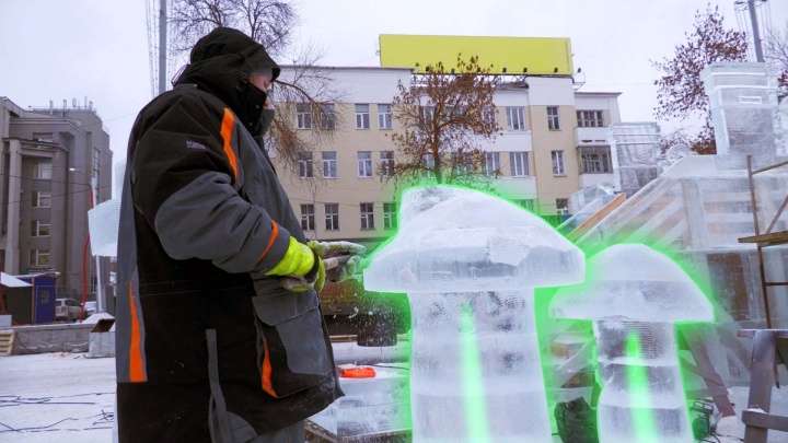 Что скрывают за забором? Разглядываем стройку ледового городка в центре Екатеринбурга
