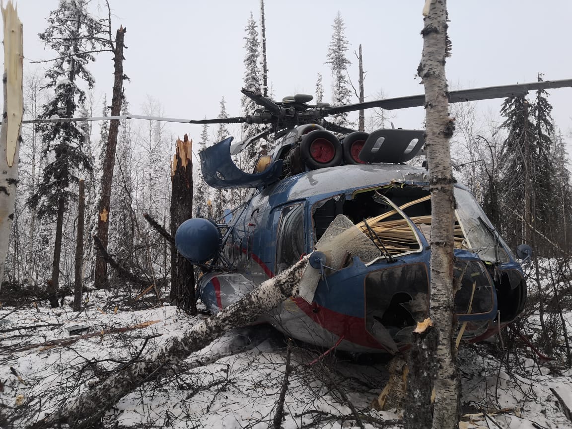 Вертолет Ми-8 с тремя человеками на борту задел деревья и рухнул на землю на севере Красноярского края