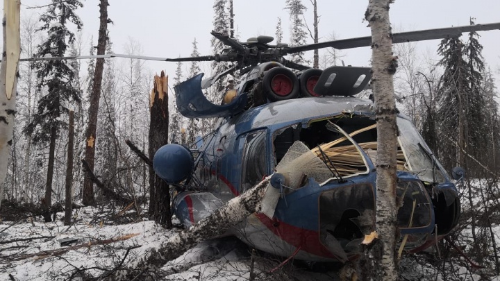 Вертолет Ми-8 с тремя человеками на борту задел деревья и рухнул на землю на севере Красноярского края