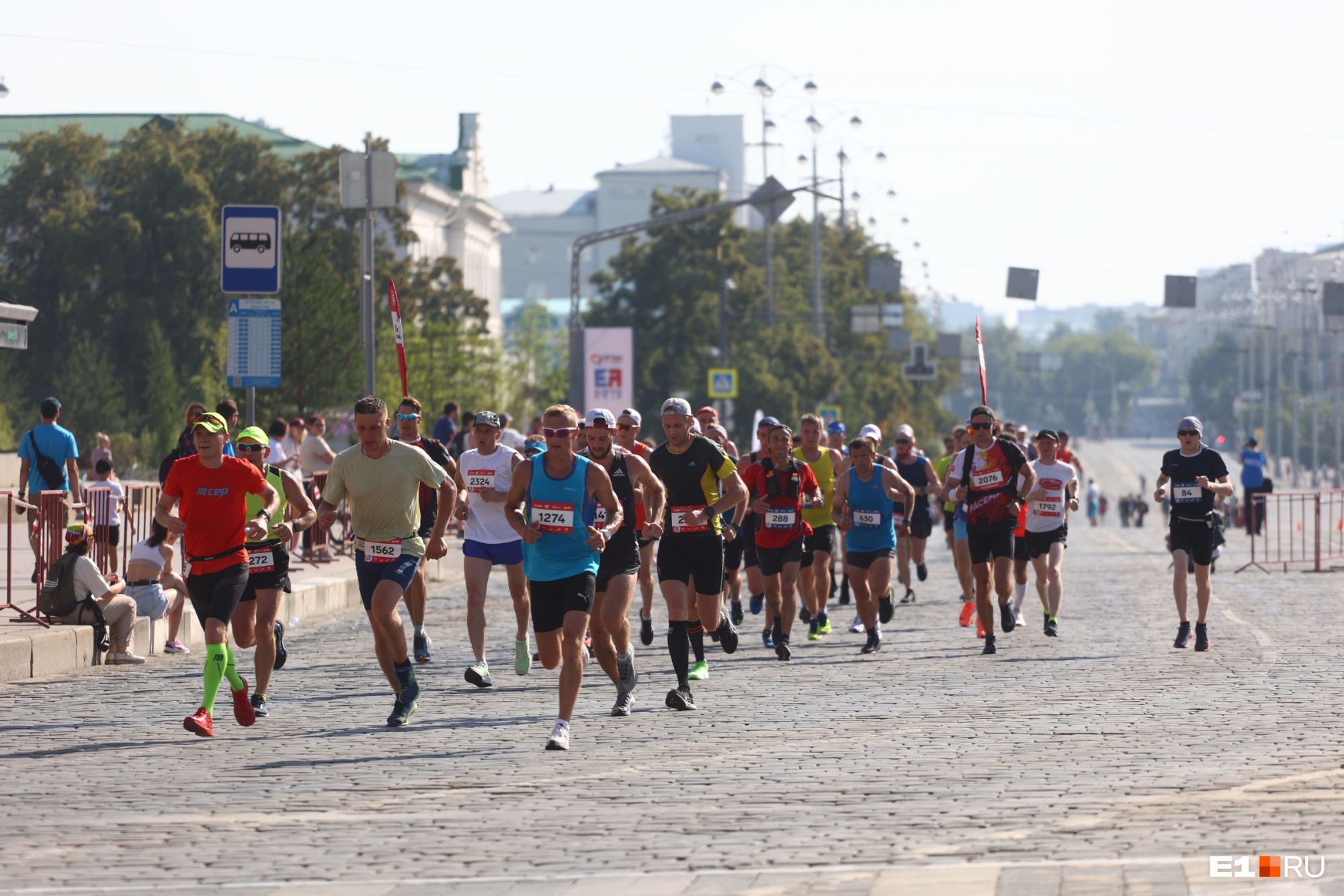 Тысячи бегунов под палящим солнцем: показываем фоторепортаж с масштабного марафона «Европа — Азия»