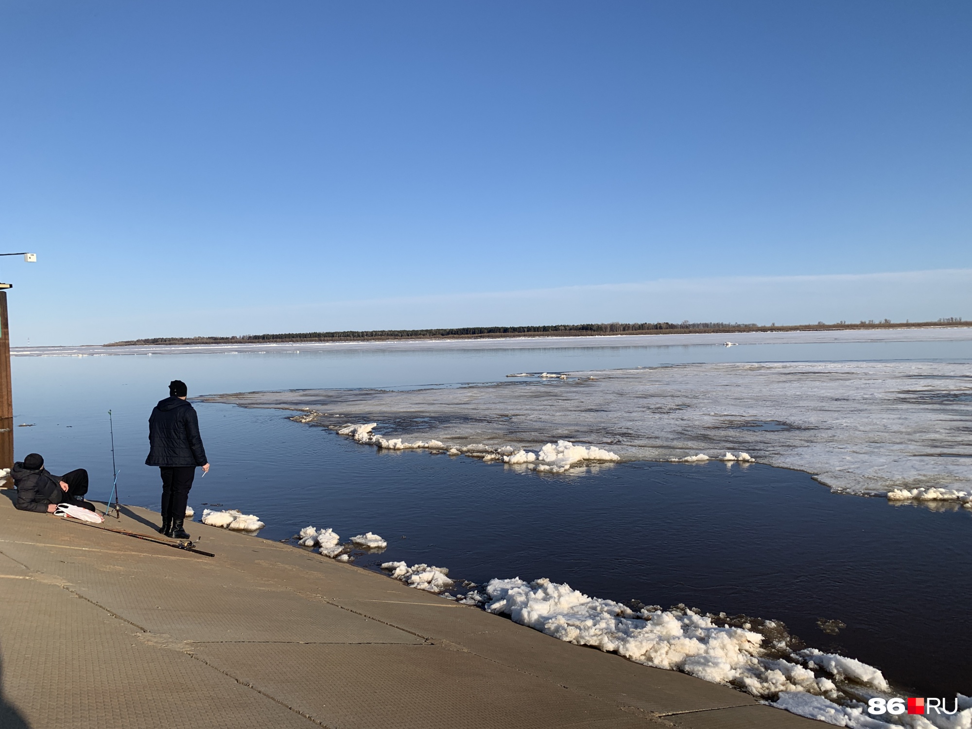 Лед только начинает сходить, но на набережной уже появились рыбаки
