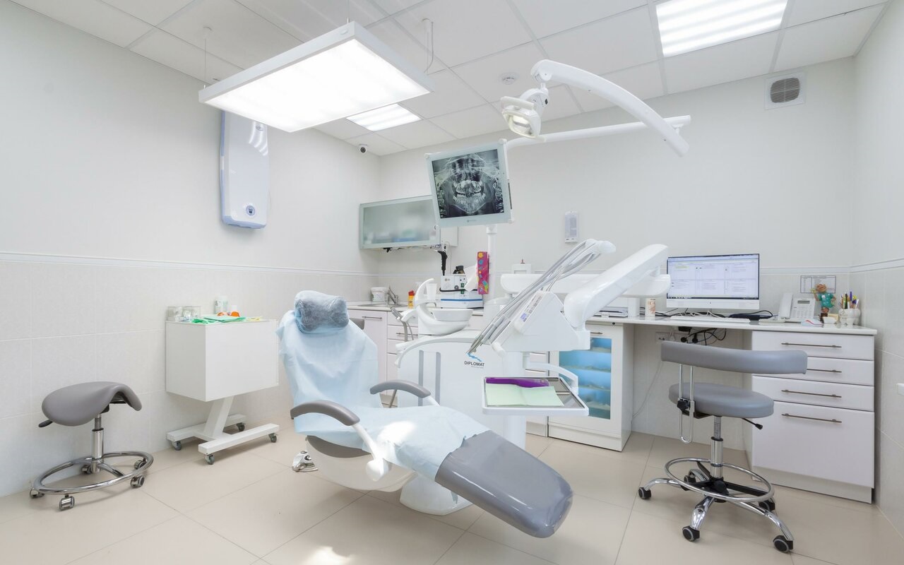 «Зубы болели и крошились»: в Екатеринбурге пациентка отсудила у элитной стоматологии 2,4 млн рублей
