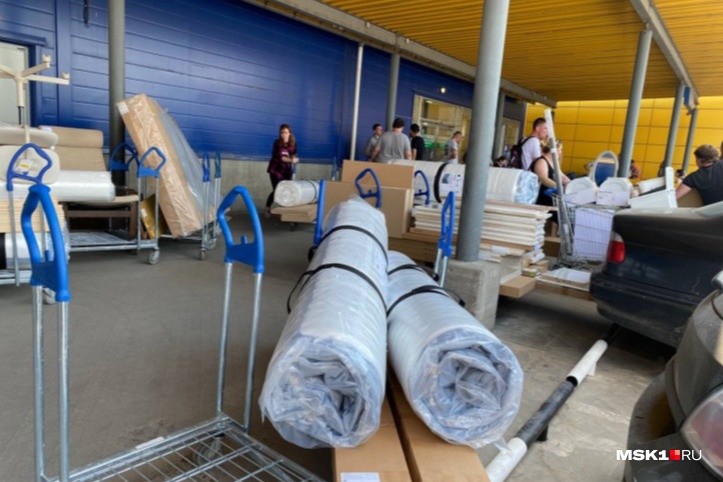 Сотрудники IKEA выносят товары огромными коробками