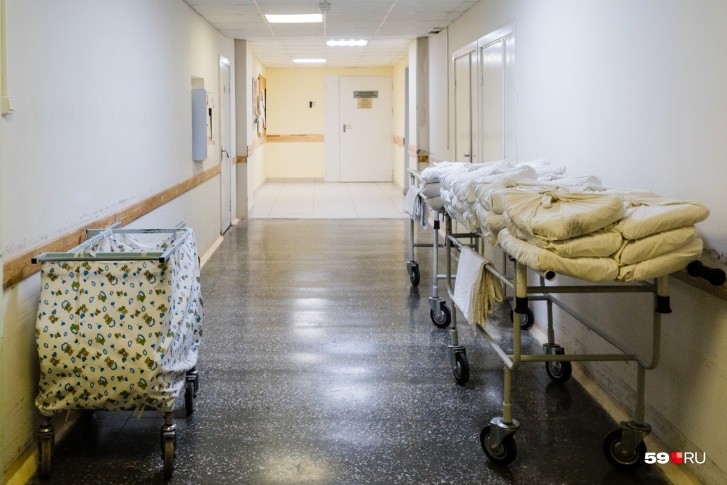 Сейчас пациентка из Соликамска с поражением легких, беременная двойней, находится в больнице имени Тверье