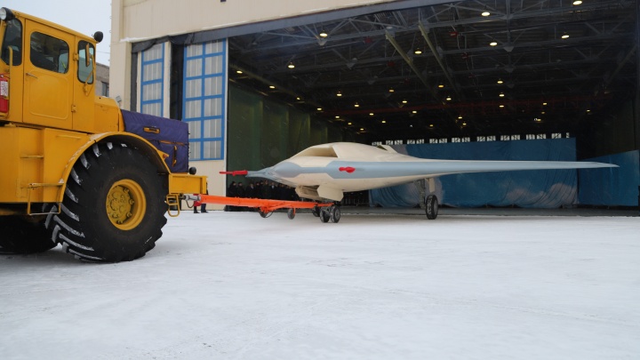 В Новосибирске показали беспилотник необычной формы — благодаря ей самолет сложнее обнаружить