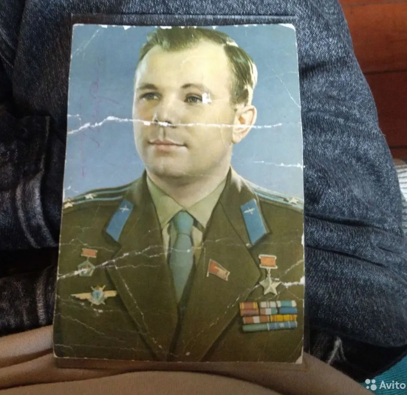 Подпись Юрия Гагарина — в верхнем левом углу Подпись Юрия Гагарина — в верхнем левом углу