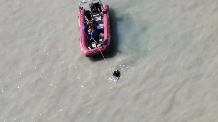 В Черном море продолжаются поиски четырех человек, которых смыло во время наводнения