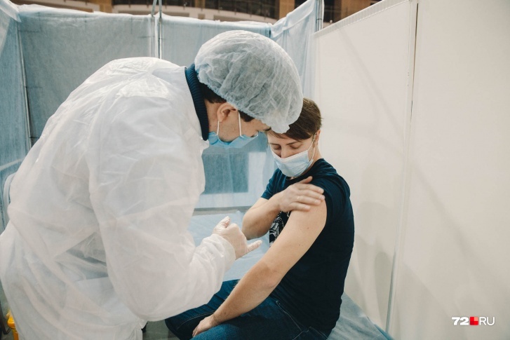 По данным Депздрава, после вакцинации заражаются ковидом, как правило, через шесть месяцев или в промежутках между первым и вторым этапами
