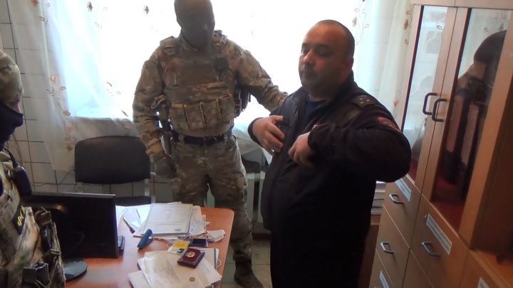 ФСБ опубликовала видео задержания высокопоставленного гаишника из Башкирии