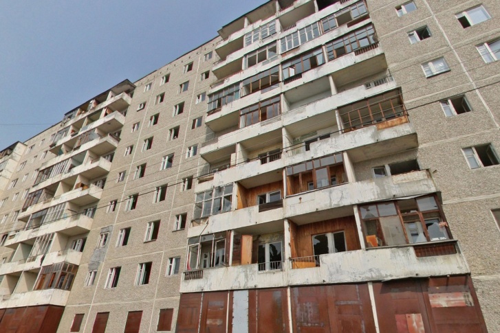 Этот «дом-призрак» снесли в 2012 году, после чего на его месте начали строить общежитие Этот «дом-призрак» снесли в 2012 году, после чего на его месте начали строить общежитие