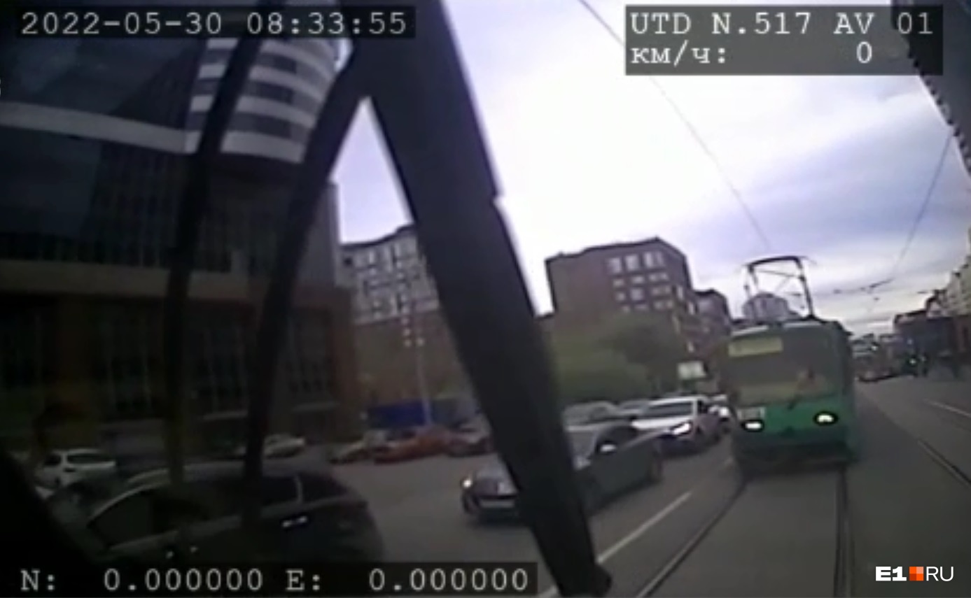 Эпичную аварию с трамваями на Радищева записал регистратор: публикуем видео из кабины
