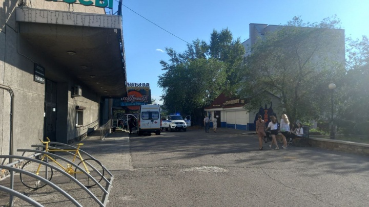 Скорая и полицейская машина стояли вечером возле «Удокана» в Чите. Минздрав и УМВД не знают, что они там делали