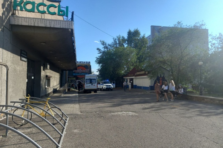 Скорая и полиция стояли недалеко от касс кинотеатра в Чите 27 июня около 19:00
