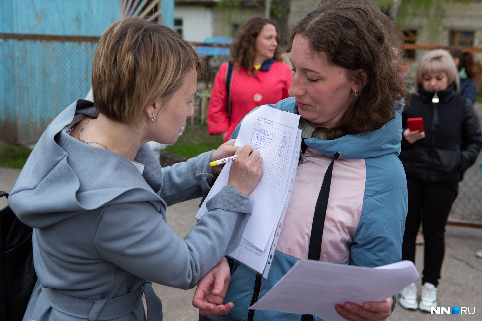 Елена Обухова (слева) подписывает обращение в прокуратуру