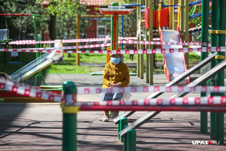 Пенсионеры сразу попали в группу риска, им с первых дней рекомендовали самоизолироваться и ограничить общение Пенсионеры сразу попали в группу риска, им с первых дней рекомендовали самоизолироваться и ограничить общение