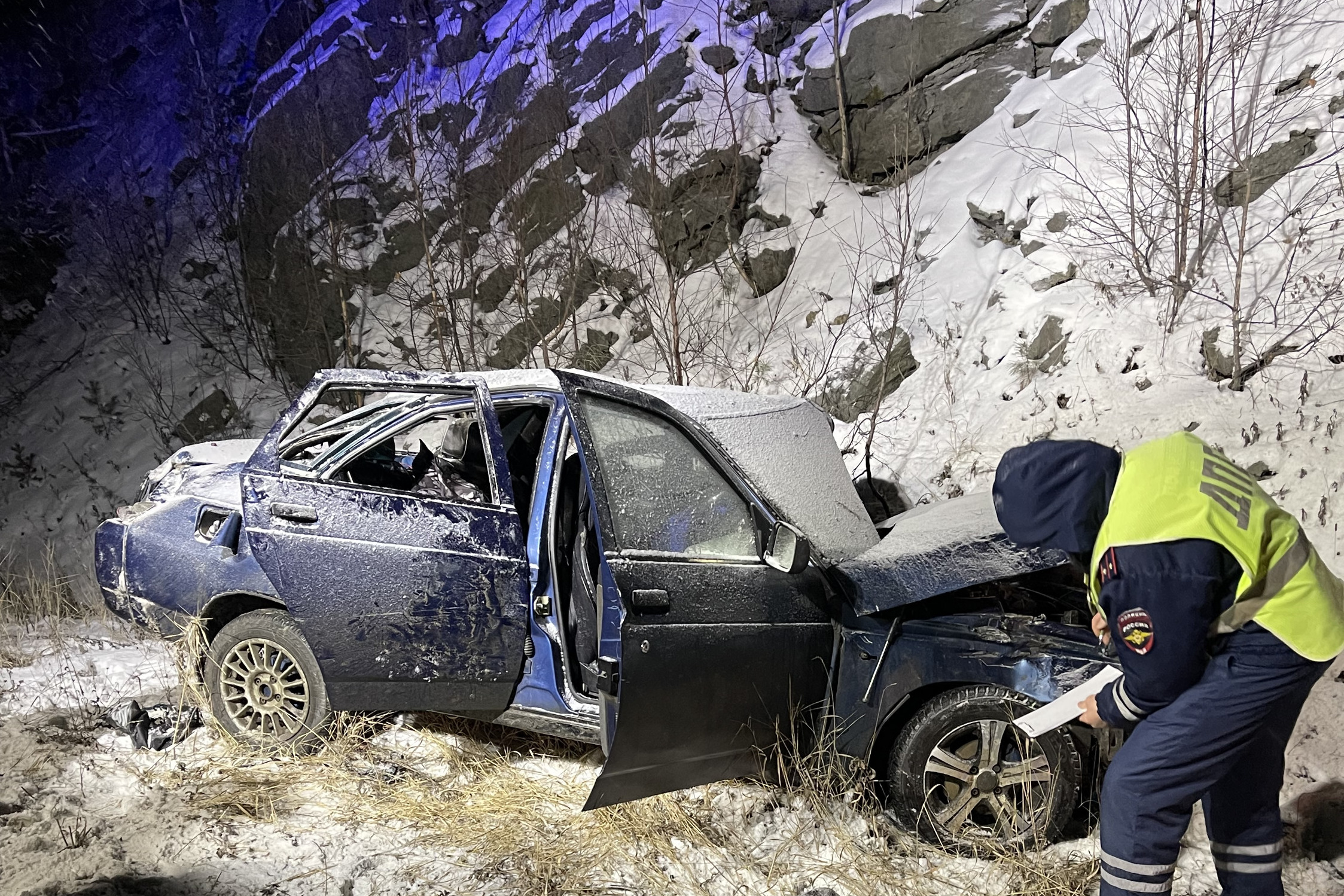На Серовском тракте автомобиль разбился о скалу: водитель погиб на месте, еще три человека пострадали