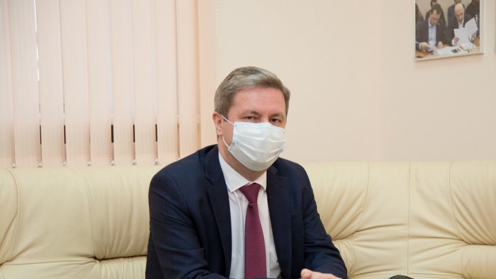 «Я знаю ситуацию, моя жена — врач»: мнение главы Архангельска про вакцинацию и QR-коды