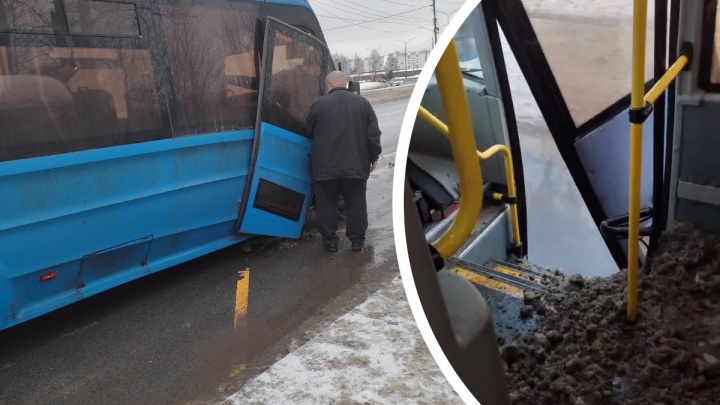 Пассажиров окатило грязным снегом: в Ярославле у автобуса на ходу отвалилась дверь