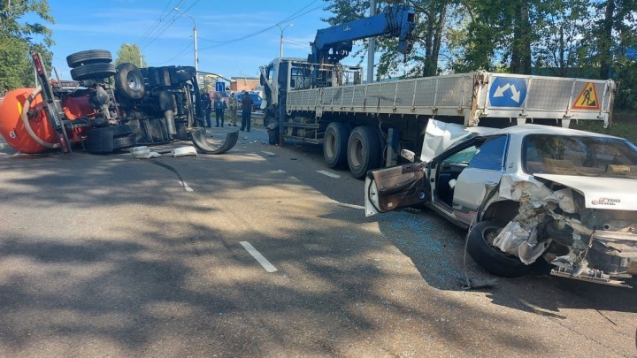 Легковушка, грузовик и водовоз столкнулись на улице Ширямова в Иркутске 18 июля