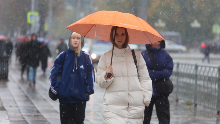 Екатеринбург накрыл снег: фоторепортаж