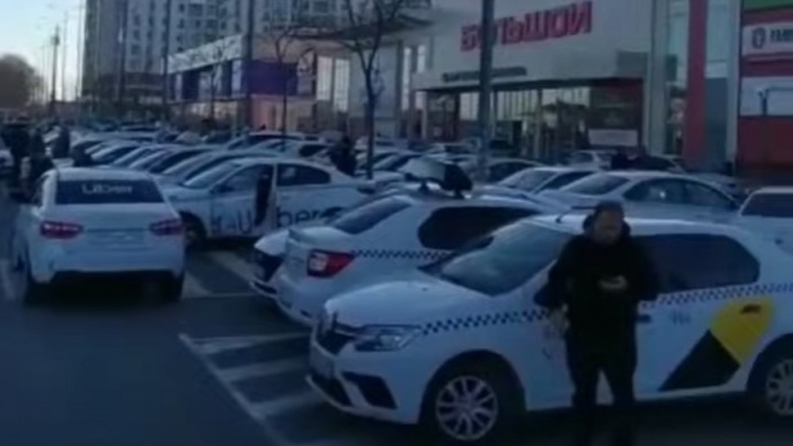 В Анапе таксисты «Яндекса» и Uber устроили забастовку из-за высоких процентов. Что происходит?