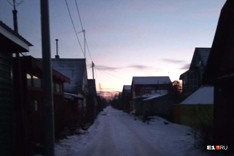 В Екатеринбурге поселок остался без электричества, десятки семей пытаются согреться в холодных домах
